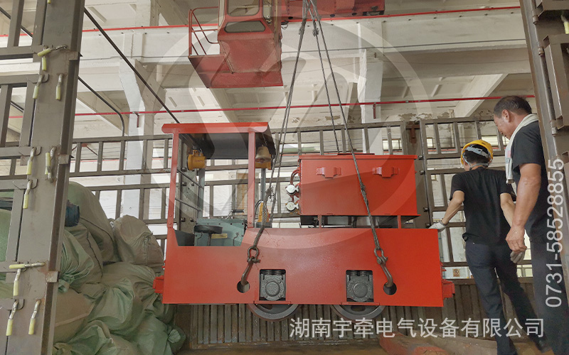 2.5吨防爆蓄电池电机车装车发货 1.jpg