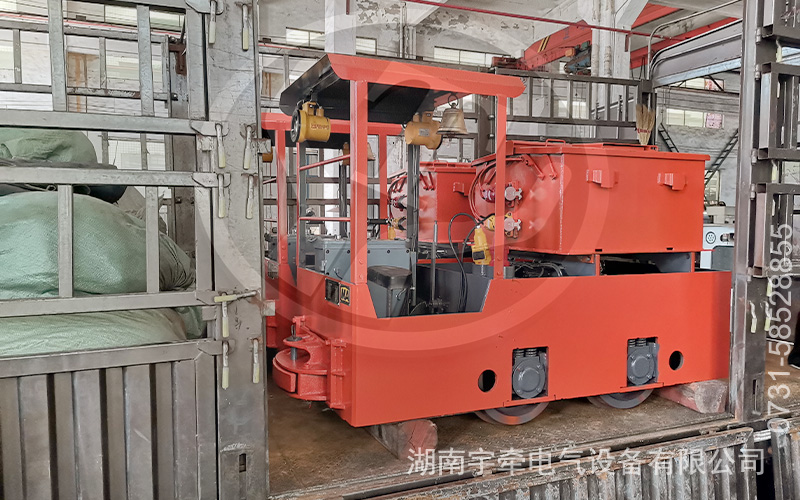 2.5吨防爆蓄电池电机车装车发货 3.jpg