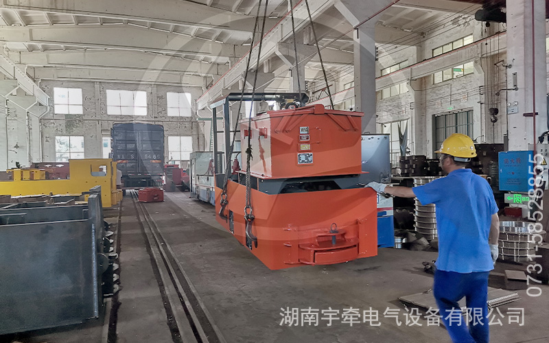 2.5吨防爆蓄电池电机车装车发货 2.jpg