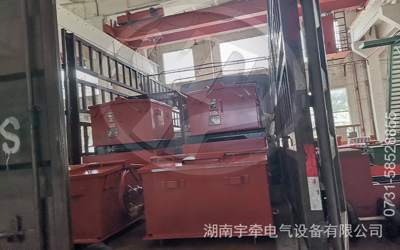 2.5吨防爆蓄电池电机车装车发货 4.jpg