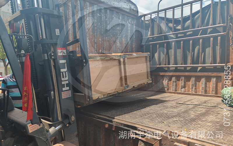 ZQ-21矿用直流牵引电机发货 4.jpg