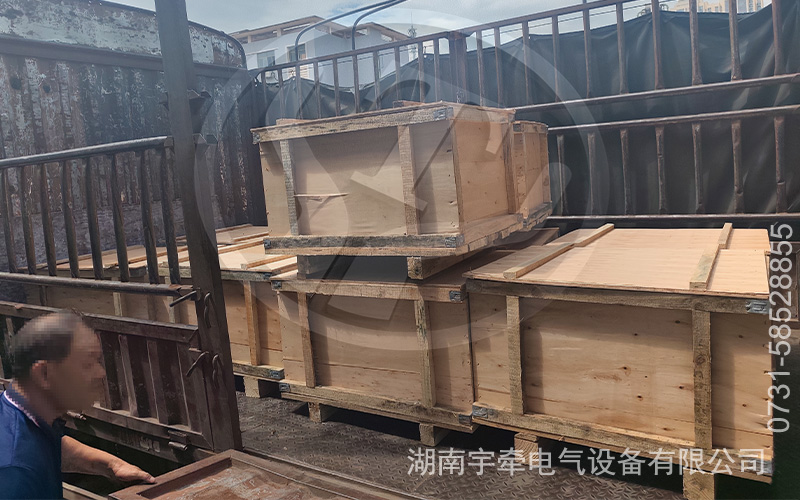 ZQ-21矿用直流牵引电机发货 5.jpg