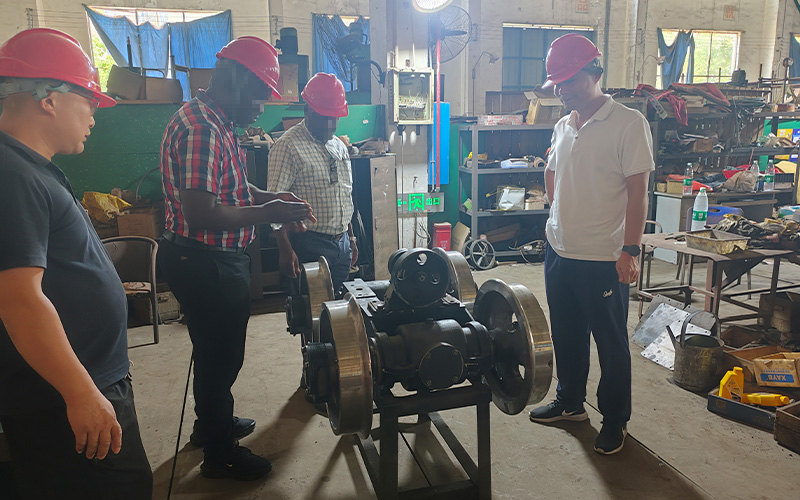 海外客户来厂采购矿用电机车 3.jpg